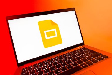Prag, Çek Cumhuriyeti - 08 12 2025: Google Slides logosunu gösteren dinamik bir yakın plan. Google Slides sunumlar ve slayt gösterileri oluşturmak için bir platformdur.