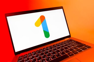 Prag, Çek Cumhuriyeti - 08 12 2025: Google One logosunu gösteren bir dizüstü bilgisayarın dinamik yakın çekimi. Google 1 bulut depolama ve abonelik hizmetleri için bir platformdur.
