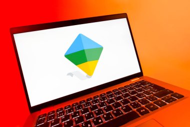 Prag, Çek Cumhuriyeti - 08 12 2025: Google Family Link logosunu gösteren dinamik bir yakın plan. Google Family Link ebeveyn denetimi ve çocuk hesabı yönetimi için bir platformdur.