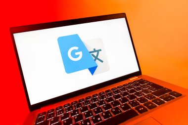 Prag, Çek Cumhuriyeti - 08 12 2025: Google Translate logosunu gösteren dinamik bir yakın plan. Google Çevirisi metni ve konuşmayı diller arası çevirmek için bir platformdur..