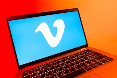 Prag, Çek Cumhuriyeti - 08 12 2025: Vimeo logosunu gösteren bir dizüstü bilgisayarın dinamik yakın çekimi. Vimeo, yüksek kaliteli video sunucu ve paylaşımı için bir platformdur.
