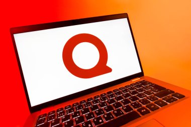 Prag, Çek Cumhuriyeti - 08 12 2025: Quora logosunu gösteren bir dizüstü bilgisayarın dinamik yakın çekimi. Quora soru sormak ve bilgi paylaşmak için bir platformdur..