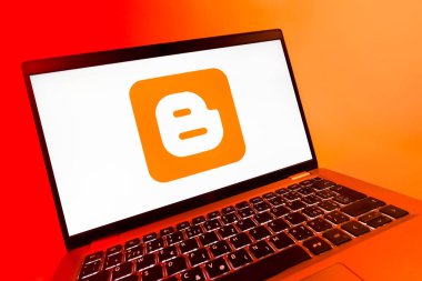 Prag, Çek Cumhuriyeti - 08 12 2025: Blogger logosunu gösteren bir dizüstü bilgisayarın dinamik yakın çekimi. Blogger blog oluşturma ve yayınlama için bir platformdur.