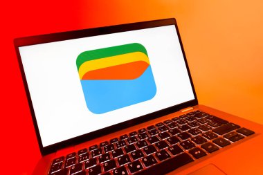 Prag, Çek Cumhuriyeti - 08 12 2025: Google Cüzdan logosunu gösteren dinamik bir yakın plan. Google Cüzdanı dijital ödeme yöntemlerini depolamak ve kullanmak için bir platformdur.