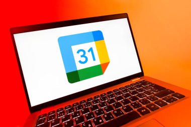 Prag, Çek Cumhuriyeti - 08 12 2025: Google Takvim logosunu gösteren bir dizüstü bilgisayarın dinamik yakın çekimi. Google Takvimi olayları zamanlamak ve yönetmek için bir platformdur.