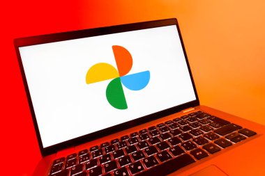 Prag, Çek Cumhuriyeti - 08 12 2025: Google Photos logosunu gösteren dinamik bir yakın plan. Google Fotoğrafları fotoğraf ve videoları saklamak ve düzenlemek için bir platformdur.