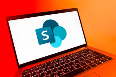 Prag, Çek Cumhuriyeti - 08 12 2025: Microsoft Sharepoint logosunu gösteren dinamik bir yakın plan. Microsoft Sharepoint işbirliği ve belge yönetimi için bir platformdur.