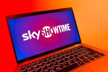 Prag, Çek Cumhuriyeti - 08 12 2025: SkyShowtime logosunu gösteren dinamik bir yakın plan. SkyShowtime, sinema ve televizyon dizileri için bir yayın platformudur..