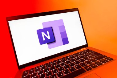 Prag, Çek Cumhuriyeti - 08 12 2025: Microsoft OneNote logosunu gösteren bir dizüstü bilgisayarın dinamik yakın çekimi. Microsoft OneNote not almak ve düzenlemek için bir platformdur.
