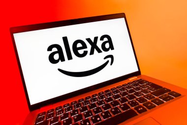 Prag, Çek Cumhuriyeti - 08 12 2025: Alexa logosunu gösteren bir dizüstü bilgisayarın dinamik yakın çekimi. Alexa akıllı aygıtlar ve servisler için ses asistanıdır.