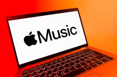 Prag, Çek Cumhuriyeti - 08 12 2025: Apple Music logosunu gösteren bir dizüstü bilgisayarın dinamik yakın çekimi. Apple Music müzik için bir platformdur..