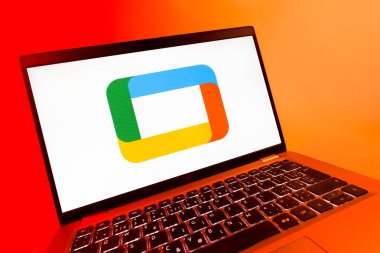 Prag, Çek Cumhuriyeti - 08 12 2025: Google TV logosunu gösteren bir dizüstü bilgisayarın dinamik yakın çekimi. Google TV film, program ve uygulamalar için bir platformdur..