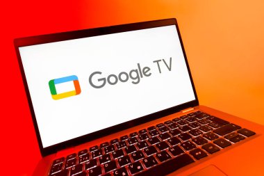 Prag, Çek Cumhuriyeti - 08 12 2025: Google TV logosunu gösteren bir dizüstü bilgisayarın dinamik yakın çekimi. Google TV film, program ve uygulamalar için bir platformdur..