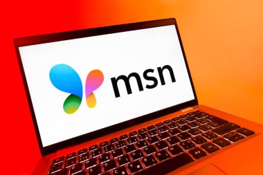Prag, Çek Cumhuriyeti - 08 12 2025: MSN logosunu gösteren dinamik bir yakın plan. MSN haber, e-posta ve çevrimiçi hizmetler için bir platformdur.