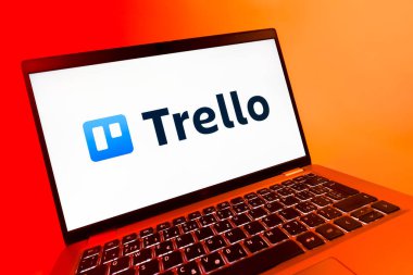 Prag, Çek Cumhuriyeti - 08 12 2025: Trello logosunu gösteren bir dizüstü bilgisayarın dinamik yakın çekimi. Trello, tahta ve görevleri kullanarak proje yönetimi için bir platformdur.