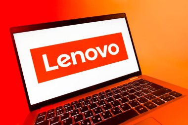 Prag, Çek Cumhuriyeti - 08 12 2025: Lenovo logosunu gösteren dinamik bir yakın plan. Lenovo bilgisayar ve elektronik üreten bir teknoloji şirketidir..