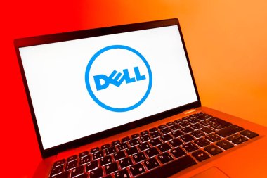Prag, Çek Cumhuriyeti - 08 12 2025: Dell logosunu gösteren bir dizüstü bilgisayarın dinamik yakın çekimi. Dell bilgisayar ve bilişim çözümleri üreten bir teknoloji şirketidir..