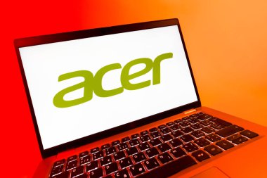 Prag, Çek Cumhuriyeti - 08 12 2025: Acer logosunu gösteren bir dizüstü bilgisayarın dinamik yakın çekimi. Acer bilgisayar ve elektronik üreten bir teknoloji şirketidir..