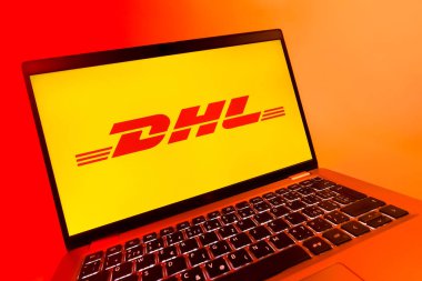 Prag, Çek Cumhuriyeti - 08 12 2025: DHL logosunu gösteren dinamik bir yakın plan. DHL uluslararası nakliye hizmeti sunan bir lojistik şirketidir..