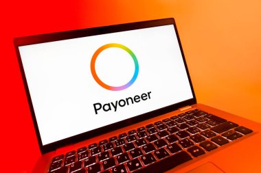 Prag, Çek Cumhuriyeti - 08 12 2025: Payonez logosunu gösteren bir dizüstü bilgisayarın dinamik yakın çekimi. Paeveryone, küresel online ödemeler ve para transferleri için bir platformdur.