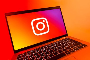 Prag, Çek Cumhuriyeti - 08 12 2025: Instagram logosunu gösteren dinamik bir yakın plan. Instagram fotoğraf ve video paylaşımı için bir sosyal medya platformudur..