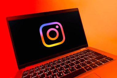 Prag, Çek Cumhuriyeti - 08 12 2025: Instagram logosunu gösteren dinamik bir yakın plan. Instagram fotoğraf ve video paylaşımı için bir sosyal medya platformudur..