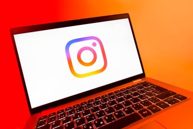 Prag, Çek Cumhuriyeti - 08 12 2025: Instagram logosunu gösteren dinamik bir yakın plan. Instagram fotoğraf ve video paylaşımı için bir sosyal medya platformudur..