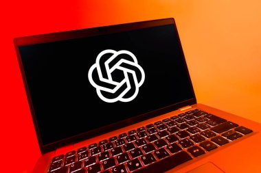 Prag, Çek Cumhuriyeti - 08 12 2025: OpenAI logosunu gösteren dinamik bir yakın plan. OpenAI, yapay zeka modelleri ve uygulamaları geliştiren bir platformdur..