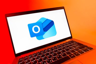 Prag, Çek Cumhuriyeti - 08 12 2025: Outlook logosunu gösteren bir bilgisayarın dinamik yakın çekimi. Outlook iletileri göndermek ve yönetmek için bir e- posta platformudur.