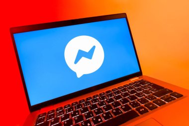 Prag, Çek Cumhuriyeti - 08 12 2025: Haberci logosunu gösteren dinamik bir yakın plan. Haberci Facebook 'ta mesajlaşma ve sohbet için bir platformdur.