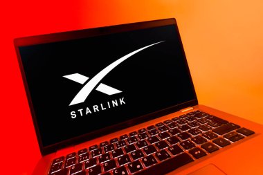 Prag, Çek Cumhuriyeti - 08 12 2025: Starlink logosunu gösteren bir dizüstü bilgisayarın dinamik yakın çekimi. Starlink küresel bağlantı sağlayan bir uydu internet hizmetidir.