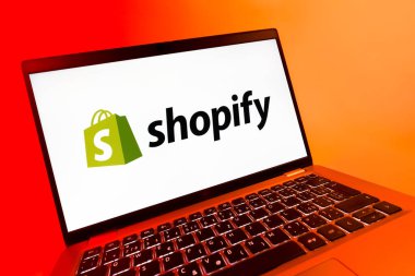 Prag, Çek Cumhuriyeti - 08 12 2025: Shopify logosunu gösteren dinamik bir yakın plan. Shopify çevrimiçi mağazalar oluşturmak ve yönetmek için bir platformdur.