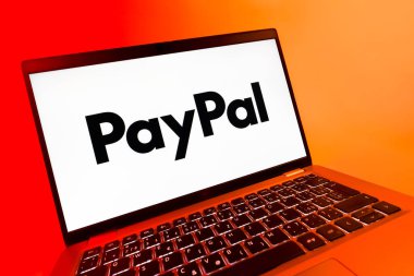 Prag, Çek Cumhuriyeti - 08 12 2025: PayPal logosunu gösteren dinamik bir yakın plan. PayPal çevrimiçi ödemeler ve para transferleri için bir platformdur.
