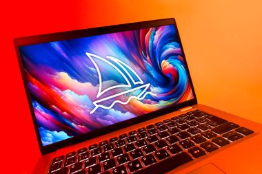 Prag, Çek Cumhuriyeti - 08 12 2025: Midtrip logosunu gösteren bir dizüstü bilgisayarın dinamik yakın çekimi. Midtrip yapay zeka ürünü resimler ve sanat için bir platformdur..