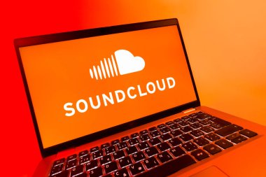 Prag, Çek Cumhuriyeti - 08 12 2025: SoundCloud logosunu gösteren dinamik bir yakın plan. SoundCloud müzik paylaşımı ve yayını için bir platformdur..