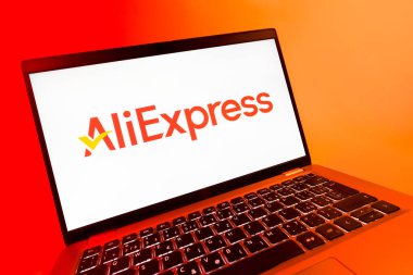 Prag, Çek Cumhuriyeti - 08 12 2025: AliExpress logosunu gösteren dinamik bir yakın plan. AliExpress, küresel çapta bir alışveriş ürünleri çevrimiçi pazarıdır..