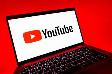 Prag, Çek Cumhuriyeti - 08 12 2025: Youtube logosunu gösteren bir bilgisayarın dinamik yakın çekimi. Youtube dünya çapında videoları izlemek ve paylaşmak için bir platform.