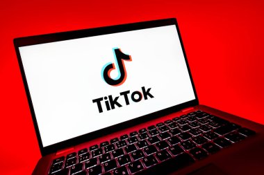 Prag, Çek Cumhuriyeti - 08 12 2025: TikTok logosunu gösteren dinamik bir yakın plan. TikTok kısa, yaratıcı ve viral video platformu.