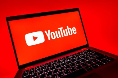 Prag, Çek Cumhuriyeti - 08 12 2025: Youtube logosunu gösteren bir bilgisayarın dinamik yakın çekimi. Youtube dünya çapında videoları izlemek ve paylaşmak için bir platform.
