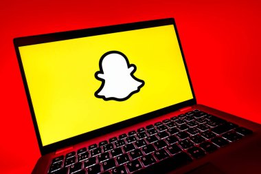 Prag, Çek Cumhuriyeti - 08 12 2025: Snapchat logosunu gösteren dinamik bir yakın plan. Snapchat fotoğraf, video ve geçici mesajlar göndermek için bir uygulamadır.