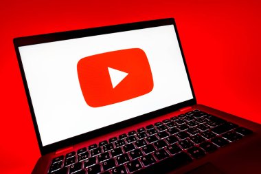 Prag, Çek Cumhuriyeti - 08 12 2025: Youtube logosunu gösteren bir bilgisayarın dinamik yakın çekimi. Youtube dünya çapında videoları izlemek ve paylaşmak için bir platform.