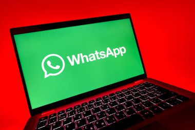 Prag, Çek Cumhuriyeti - 08 12 2025 WhatsApp logosunu gösteren dinamik bir yakın plan. WhatsApp mesaj, çağrı ve medya göndermek için bir uygulamadır.