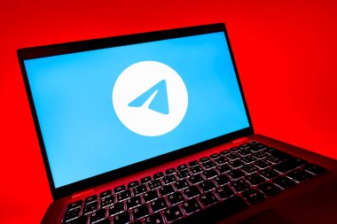 Prag, Çek Cumhuriyeti - 08 12 2025: Telegram logosunu gösteren bir dizüstü bilgisayarın dinamik yakın çekimi. Telgraf hızlı ve güvenli iletiler için bir uygulamadır.