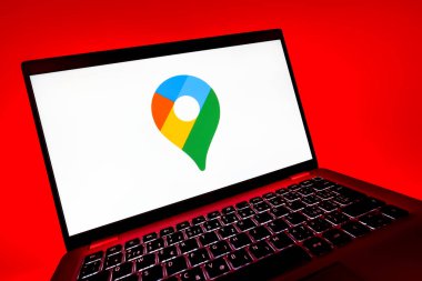 Prag, Çek Cumhuriyeti - 08 12 2025: Google Maps logosunu gösteren dinamik bir yakın plan. Google Maps haritalar, navigasyon ve konum hizmetleri için bir platformdur.