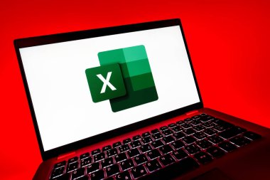 Prag, Çek Cumhuriyeti - 08 12 2025: Excel logosunu gösteren bir dizüstü bilgisayarın dinamik yakın çekimi. Excel, tablo, veri analizi ve hesaplamalar için bir yazılımdır..