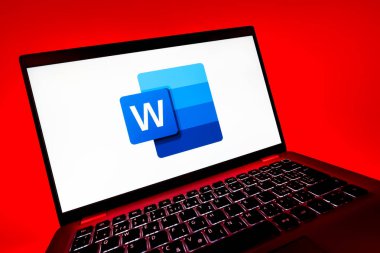 Prag, Çek Cumhuriyeti - 08 12 2025: Word logosunu gösteren bir dizüstü bilgisayarın dinamik yakın çekimi. Word belge yaratmak ve düzenlemek için bir yazılımdır..