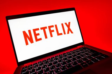 Prag, Çek Cumhuriyeti - 08 12 2025: Netflix logosunu gösteren bir dizüstü bilgisayarın dinamik yakın çekimi. Netflix sinema ve televizyon programları için bir yayın platformudur..