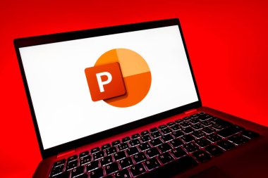 Prag, Çek Cumhuriyeti - 08 12 2025: Powerpoint logosunu gösteren bir bilgisayarın dinamik yakın çekimi. Powerpoint sunumlar ve slayt gösterileri oluşturmak için bir yazılımdır..