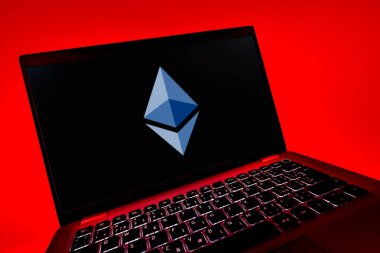 Prag, Çek Cumhuriyeti - 08 12 2025: Ethereum logosunu gösteren dinamik yakın plan. Ethereum merkezi olmayan uygulamalar ve kripto için bir engelleme platformudur..