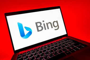 Prag, Çek Cumhuriyeti - 08 12 2025: Bing logosunu gösteren bir dizüstü bilgisayarın dinamik yakın çekimi. Bing çevrimiçi bilgi bulmak için bir arama motorudur.